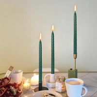 Juego de 2 velas cónicas de color verde oscuro para decoración de cenas de 11,6 pulgadas